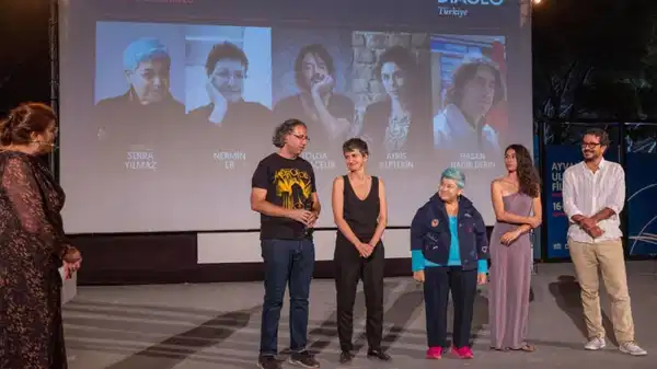 Ayvalık’ta dirsek teması