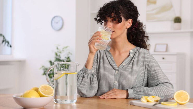 Bağışıklık ve cilt için doğal destek: Her gün limonlu su içmenin faydaları