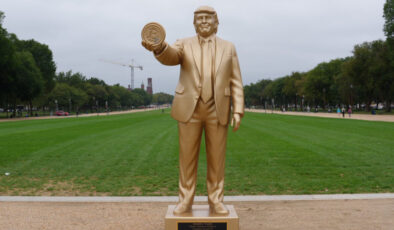 Beyaz Saray’ın karşısına Donald Trump’ın Bitcoin heykeli dikildi