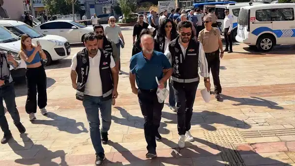 ‘Bıçak parası’ aldığı öne sürülen profesör ile sekreteri adliyeye sevk edildi