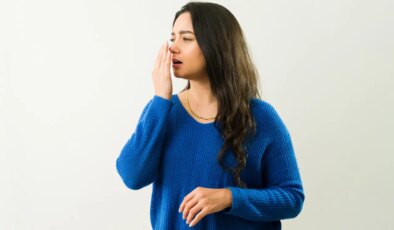 Boğaz ağrısı belirtileriyle ortaya çıkıyor, ağız kokusuna sebep oluyor: Bademcik taşının 5 belirtisi ve etkili tedavi yöntemleri