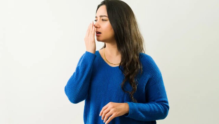 Boğaz ağrısı belirtileriyle ortaya çıkıyor, ağız kokusuna sebep oluyor: Bademcik taşının 5 belirtisi ve etkili tedavi yöntemleri