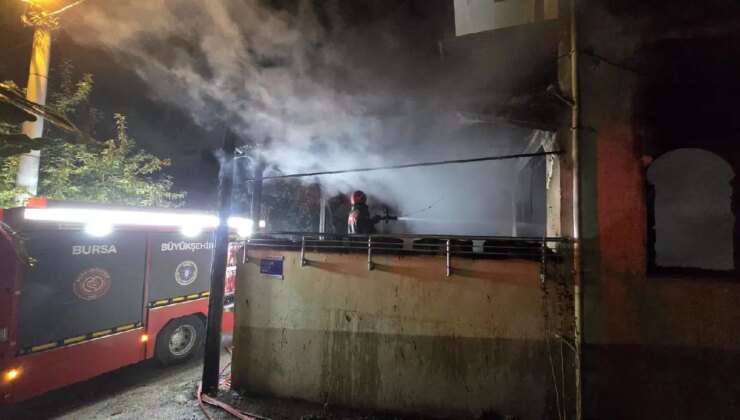Bursa’da 3 katlı binada yangın çıktı!