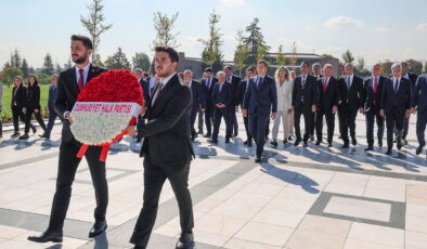 CHP 102 yaşında: CHP heyeti, Devlet Mezarlığı’nı ziyaret etti