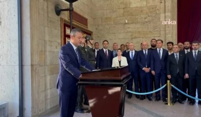 CHP 102 yaşında… Özgür Özel Anıtkabir’de: ‘Bugün ağır saldırılar altında olan partimizi ne olursa olsun savunacağız!’