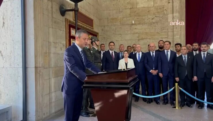 CHP 102 yaşında… Özgür Özel Anıtkabir’de: ‘Bugün ağır saldırılar altında olan partimizi ne olursa olsun savunacağız!’