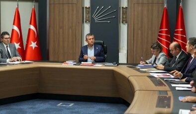 CHP’de kritik MYK başladı: Özgür Özel genel merkezde!