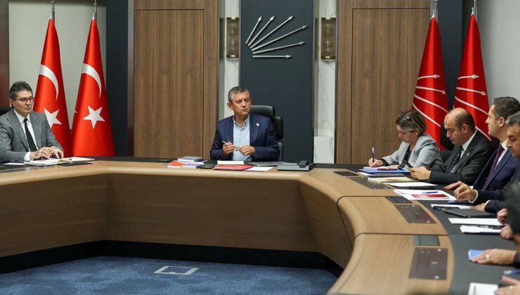 CHP’de kritik MYK başladı: Özgür Özel genel merkezde!