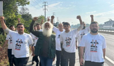 CHP’li gençlerin Özgürlük Yürüyüşü’ne Hendek’te sanatçı Suavi’den destek: ‘Bu yürüyüş bu memleketin bütün insanları içindir’