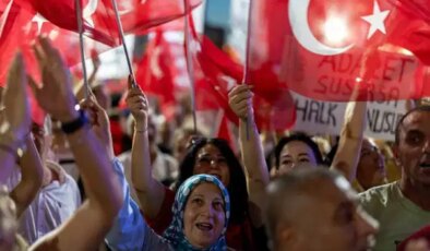 CHP’li isimlerden Tandoğan’a ‘Vesayet değil, siyaset. Darbeye ve kayyıma hayır’ ’ çağrısı