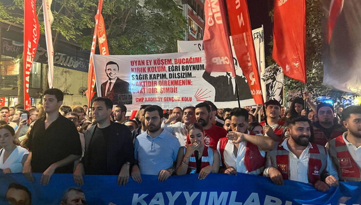 CHP’ye abluka sonrası Kadıköy’de coşkulu miting: Yurttaşlar alanda toplanmaya başladı