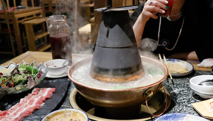 Çin’de restoranda skandal: Gençler yemek kazanına idrarını yaptı