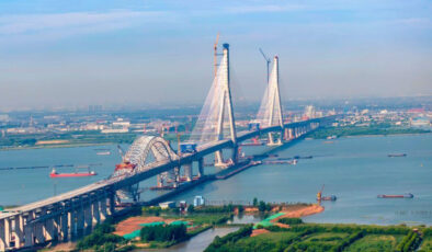 Daha önce hiç görülmemiş bir teknoloji kullanılarak yapılan Çin köprüsü hizmete açıldı