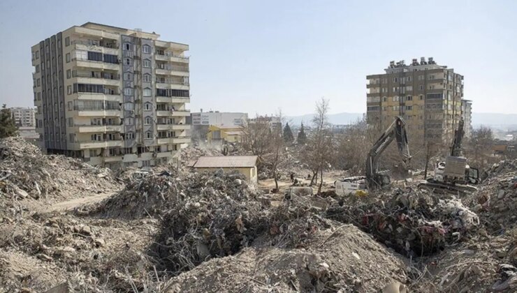 Depremde yıkılan Ebrar Sitesi Reyyan Apartmanı’na ilişkin 6 kamu görevlisine dava açıldı