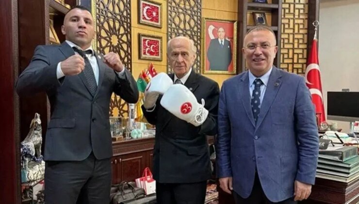 Devlet Bahçeli boks eldivenlerini giydi
