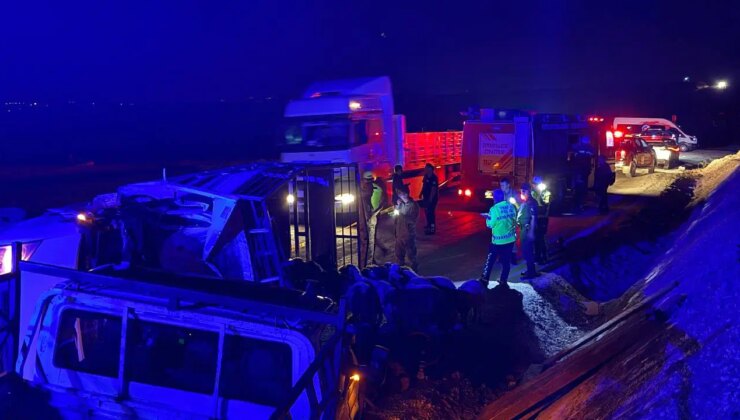 Diyarbakır’da feci kaza… İki kamyonet çarpıştı: Can kayıpları ve yaralı var!