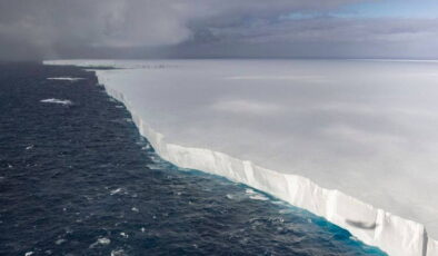 Dünyanın en büyük buzdağı hızla parçalanıyor