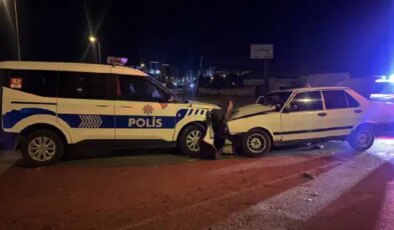 ‘Dur’ ihtarına uymadı, ekip aracına çarptı: İki polis yaralı!