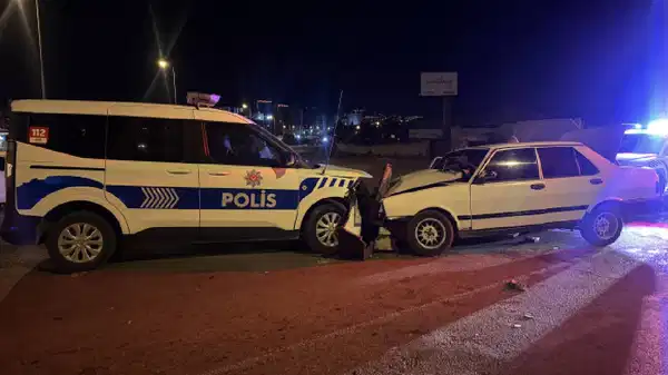 ‘Dur’ ihtarına uymadı, ekip aracına çarptı: İki polis yaralı!