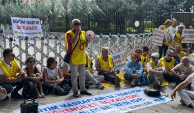 Eğitim Sen’in ‘Bir Okul Çantası Kaça Doluyor’ açıklamasına polis barikatı: Eğitim emekçileri oturma eylemi başlattı!