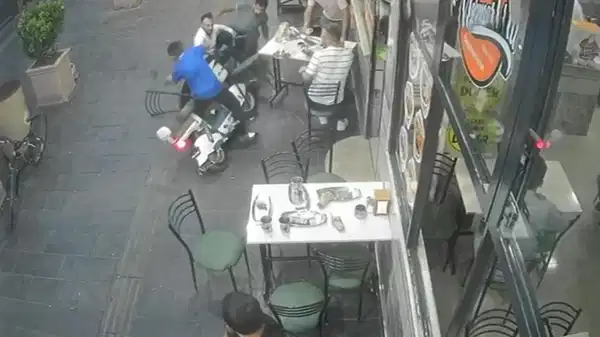 Elektrikli bisiklet yemek yiyenlerin arasına daldı