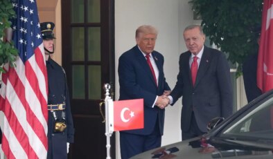 Erdoğan-Trump görüşmesi başladı… Trump yanıtladı: Türkiye’ye yaptırımlar kaldırılacak mı?