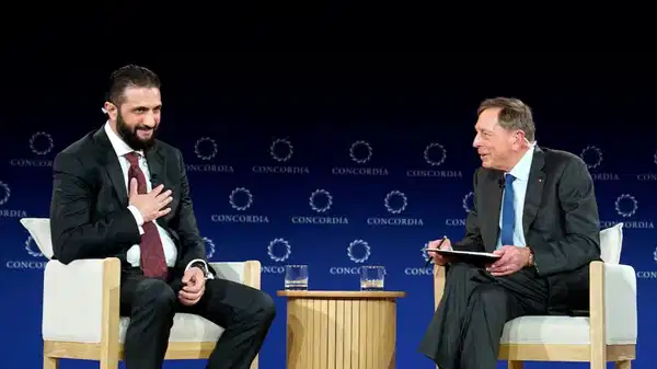 Eski düşmanlar New York’ta buluştu: Şara ve Petraeus aynı masada