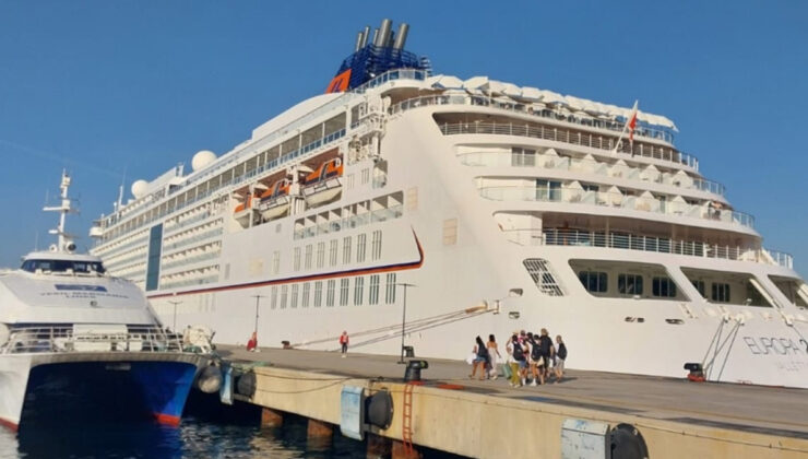 ‘Europa 2’ yolcu gemisi Bodrum’a 481 turist getirdi