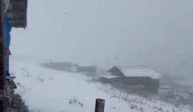 Eylül ayında kışı yaşadılar! Kar kalınlığı 10 santimetreye ulaştı