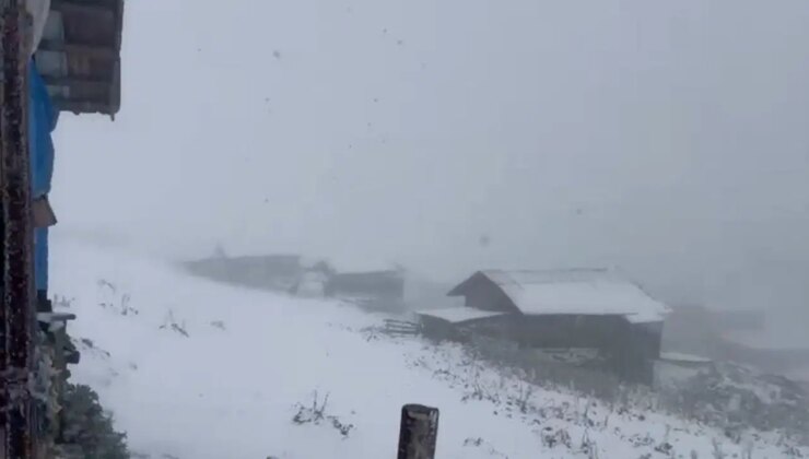 Eylül ayında kışı yaşadılar! Kar kalınlığı 10 santimetreye ulaştı