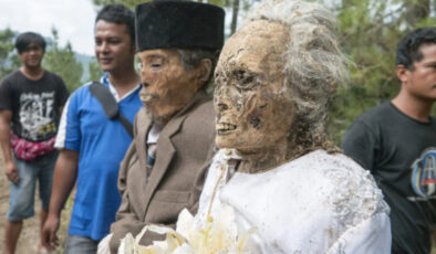 Fantezi tabutlardan, ölü giydirmeye: Dünyanın en ilginç cenaze gelenekleri