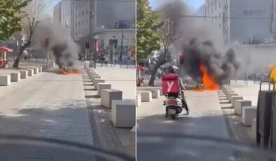 Fatih’te trafikten men edilen motosikletini ateşe verdi; o anlar kamerada
