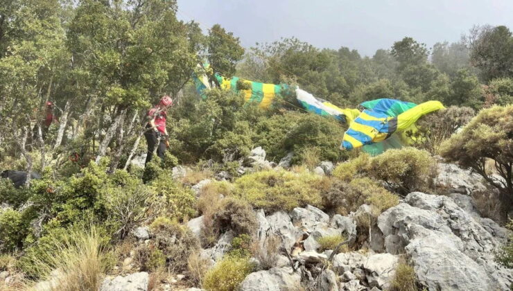 Fethiye’de ormanlık alana düşen iki yamaç paraşütündeki 4 kişi kurtarıldı