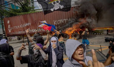 Filipinler’de yolsuzluk protestoları: 200’den fazla gözaltı, 131 polis yaralı