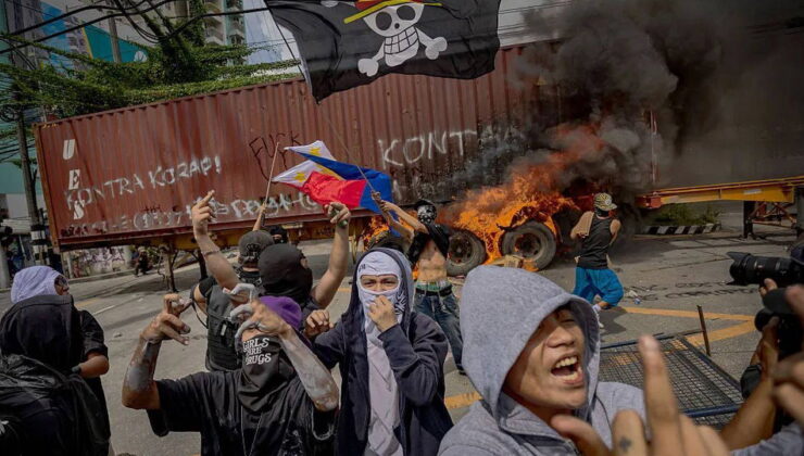 Filipinler’de yolsuzluk protestoları: 200’den fazla gözaltı, 131 polis yaralı