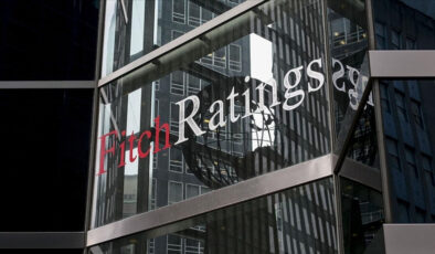 Fitch Ratings, Fransa’nın kredi notunu düşürdü