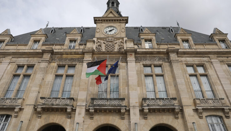 Fransa’da tarihi gün: 21 belediyede Filistin bayrağı asıldı