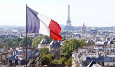 Fransa’nın kredi notu düşürüldü: AB mali kurallarına uyum konusunda zayıf açıklaması…