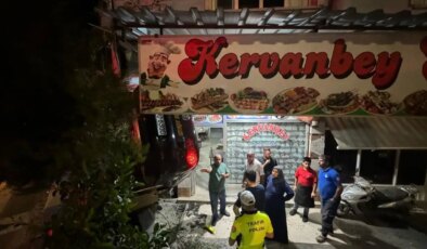 Fren yerine gaza bastı: Otomobil lokantaya girdi