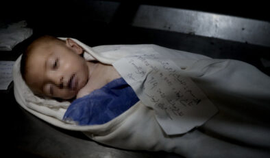 Gazze’de 2 bebek daha açlıktan hayatını kaybetti