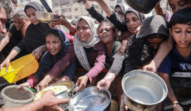 Gazze’de açlık: Filistinlilere, yemek dağıtıldı