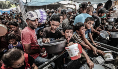 Gazze’de açlık tırmanıyor: Filistinlilere yemek dağıtıldı