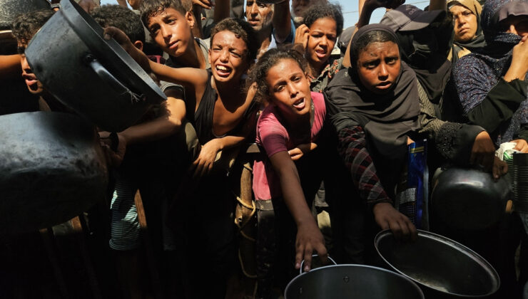 Gazze’de açlıkla mücadele eden Filistinlilere sıcak yemek dağıtıldı