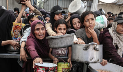 Gazze’de Filistinlilere sıcak yemek dağıtıldı