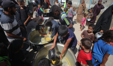 Gazze’de Filistinlilere sıcak yemek dağıtımı yapıldı