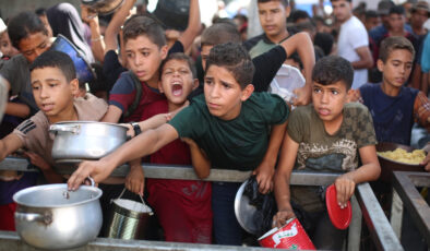 Gazze’de insani kriz: Filistinlilere yemek dağıtıldı