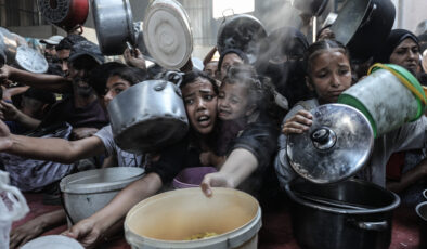 Gazze’de insanlık dramı: Filistinlilere yemek dağıtıldı