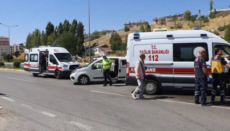 Hafif ticari araç ile otomobil çarpıştı: Çok sayıda yaralı var!