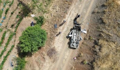Hakkari’de kamyonet şarampole yuvarlandı: 2 ölü, 1 yaralı