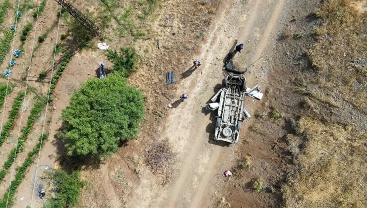 Hakkari’de kamyonet şarampole yuvarlandı: 2 ölü, 1 yaralı